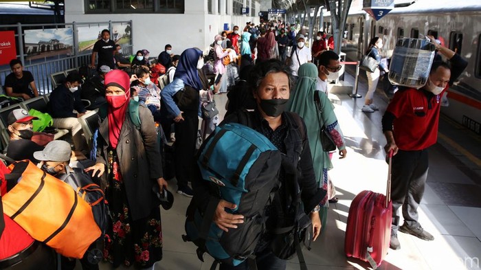 11-ribu-orang-mudik-melalui-stasiun-pasar-senen-9_169